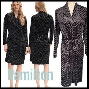 NWOT Hamilton Black Zigzag Embossed Velvet Robe (M/L)